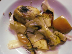 roasted chicken drumstick with apples and leeks